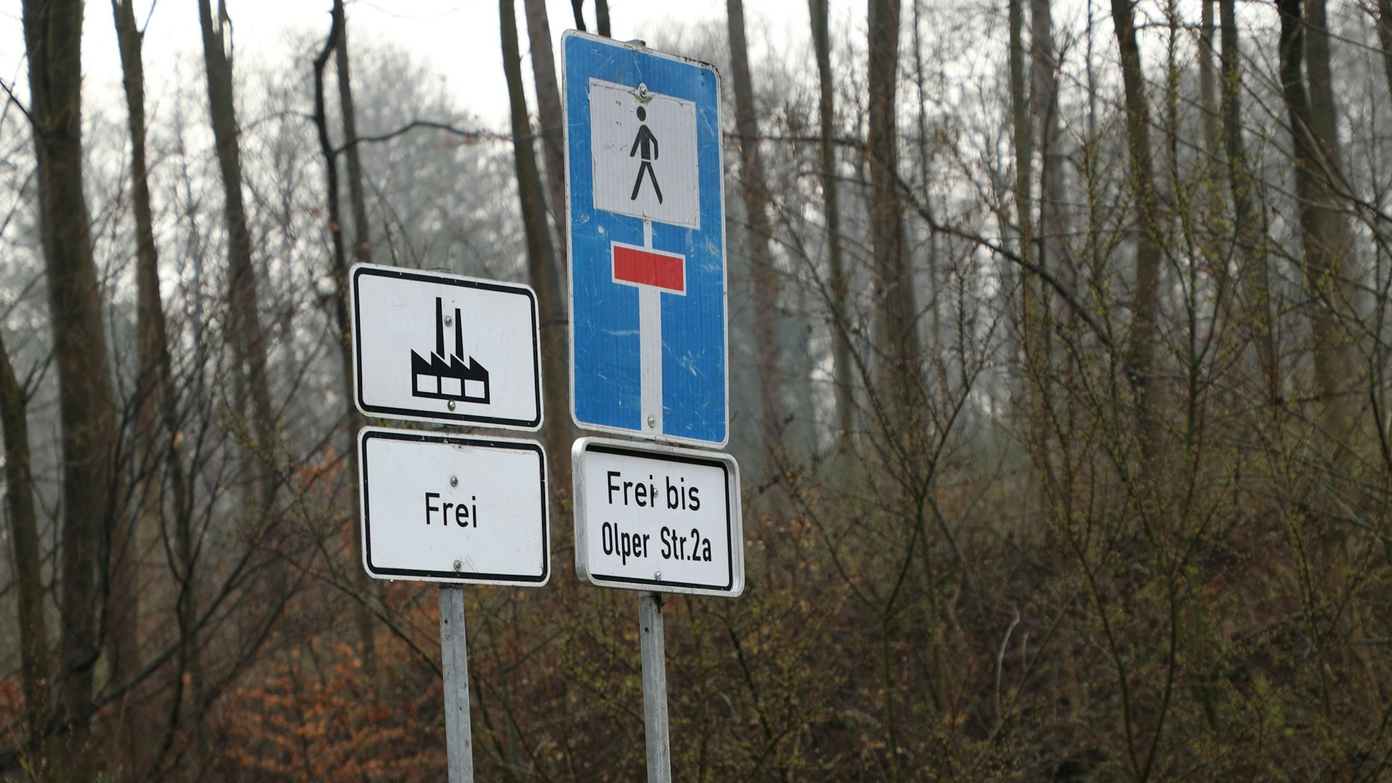 Verkehrsschilder weisen auf die zur Sackgasse gewordene L 136 in Bensberg hin.