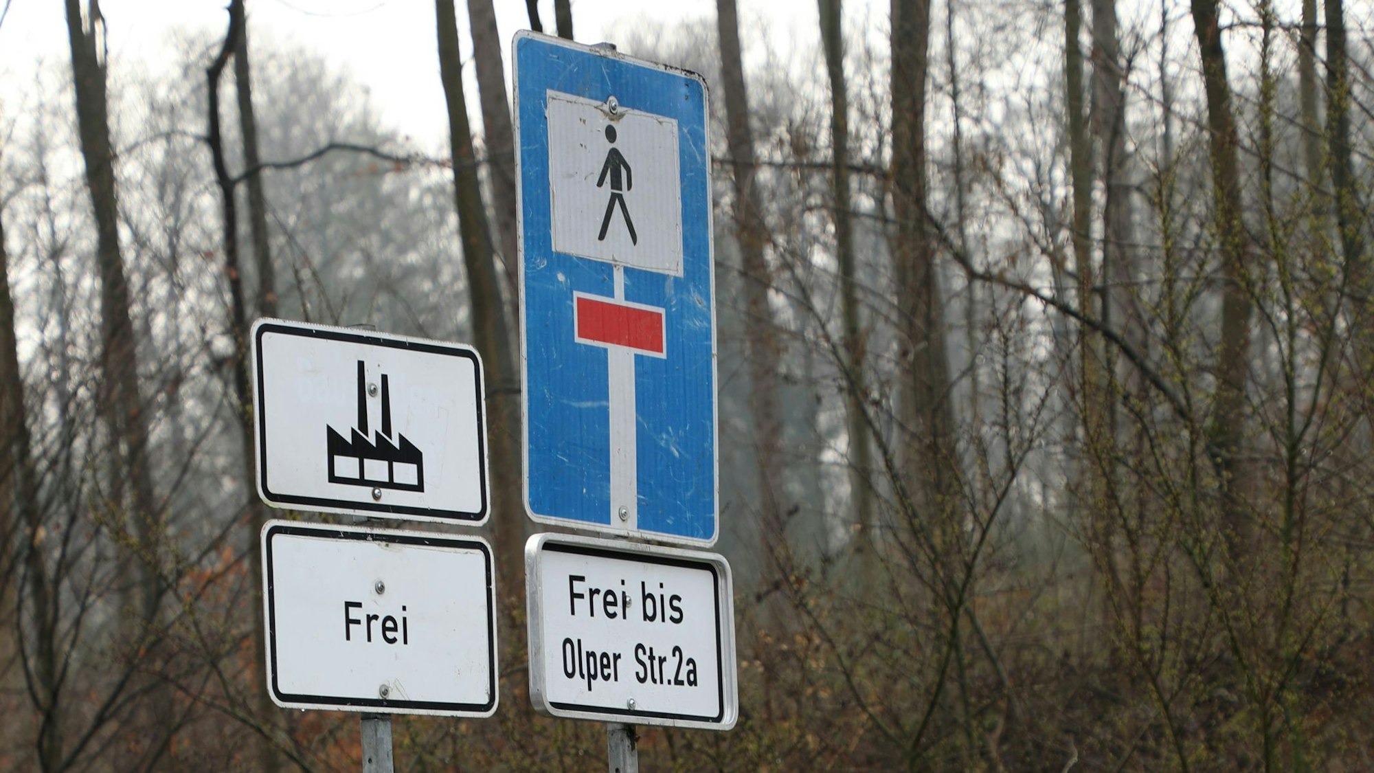 Verkehrsschilder weisen auf die zur Sackgasse gewordene Landstraße bei Bergisch Gladbach-Bensberg 136 hin.