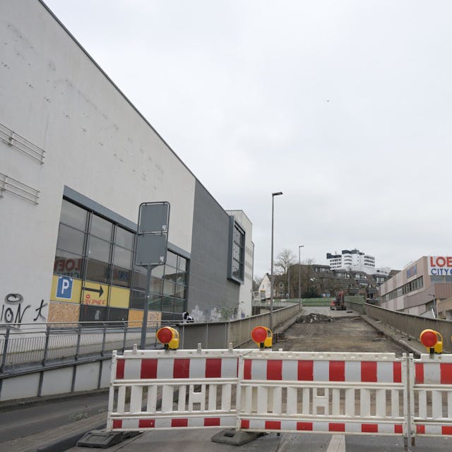 Mit Warnbaken ist die Stationsstraße in Bergisch Gladbach abgesperrt.