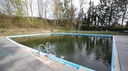 Ein kleines Schwimmbecken mit blauer Umrandung.