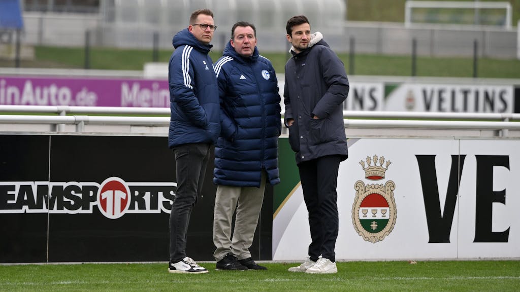 André Hechelmann, Marc Wilmots, Matthias Tillmann (v.l.n.r.) unmterhalten sich während des Schalke-Trainings.