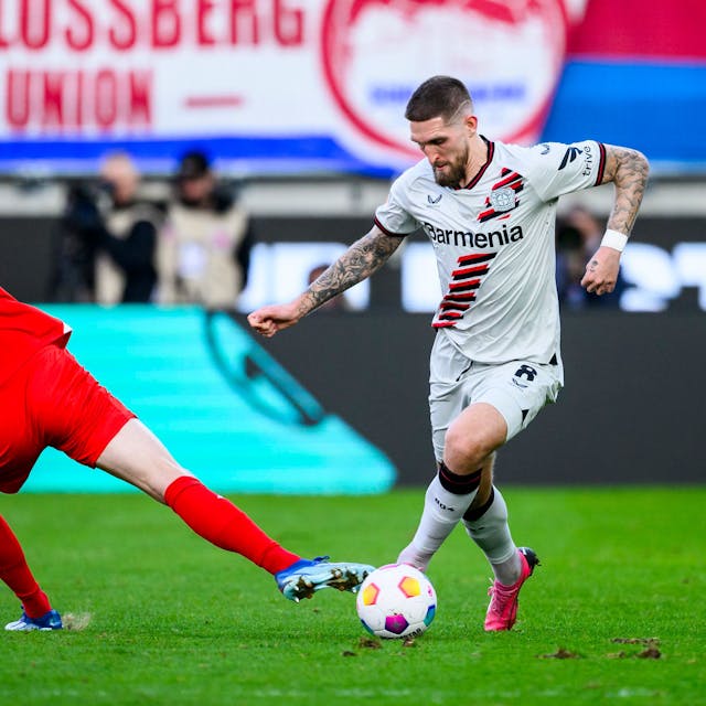 Leverkusens Robert Andrich (r) in Aktion gegen Heidenheims Jan Schöppner (l).