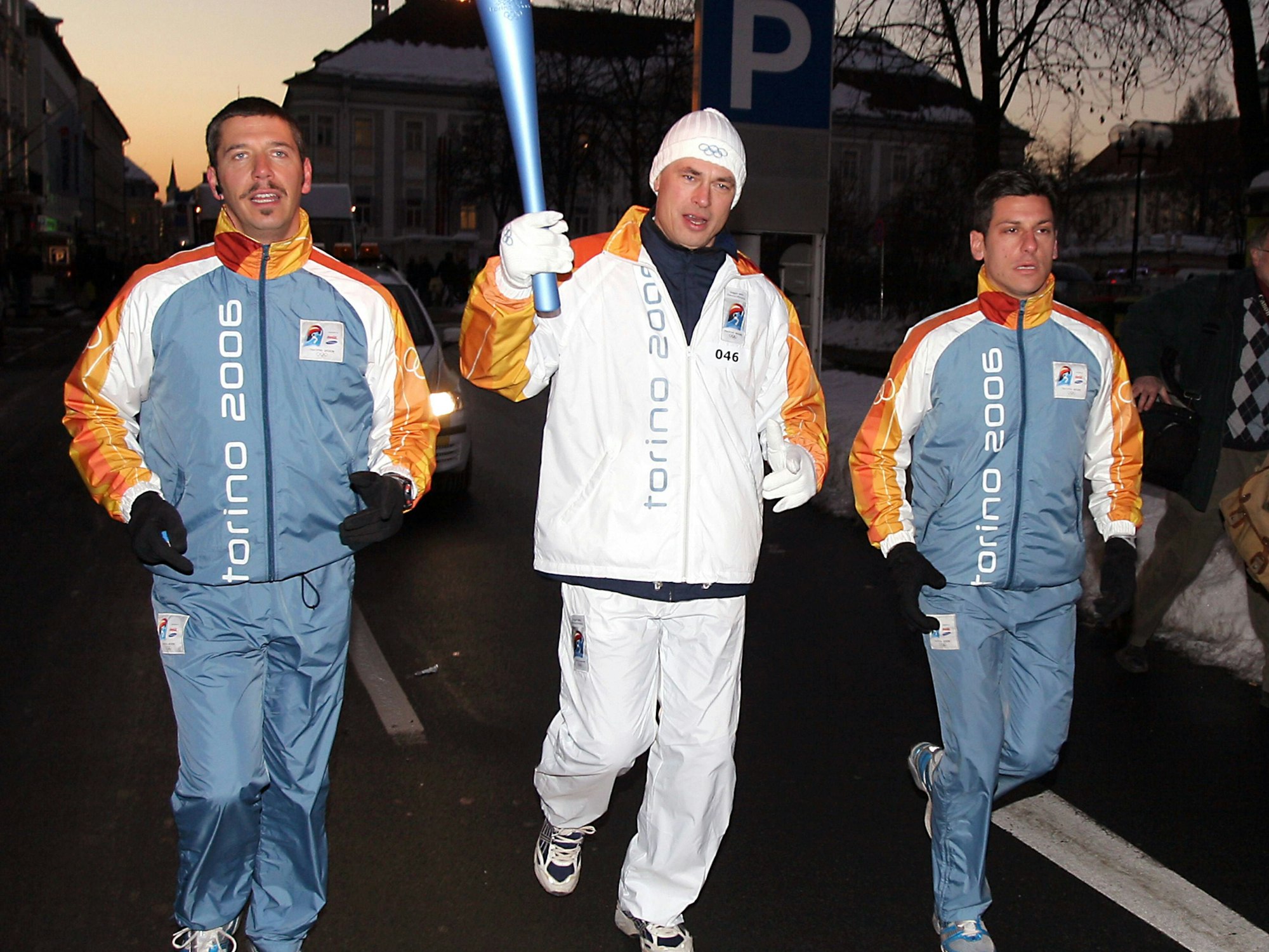 Toni Polster trägt das olympische Feuer anlässlich der Olympischen Winterspiele 2006 in Turin durch Klagenfurt.
