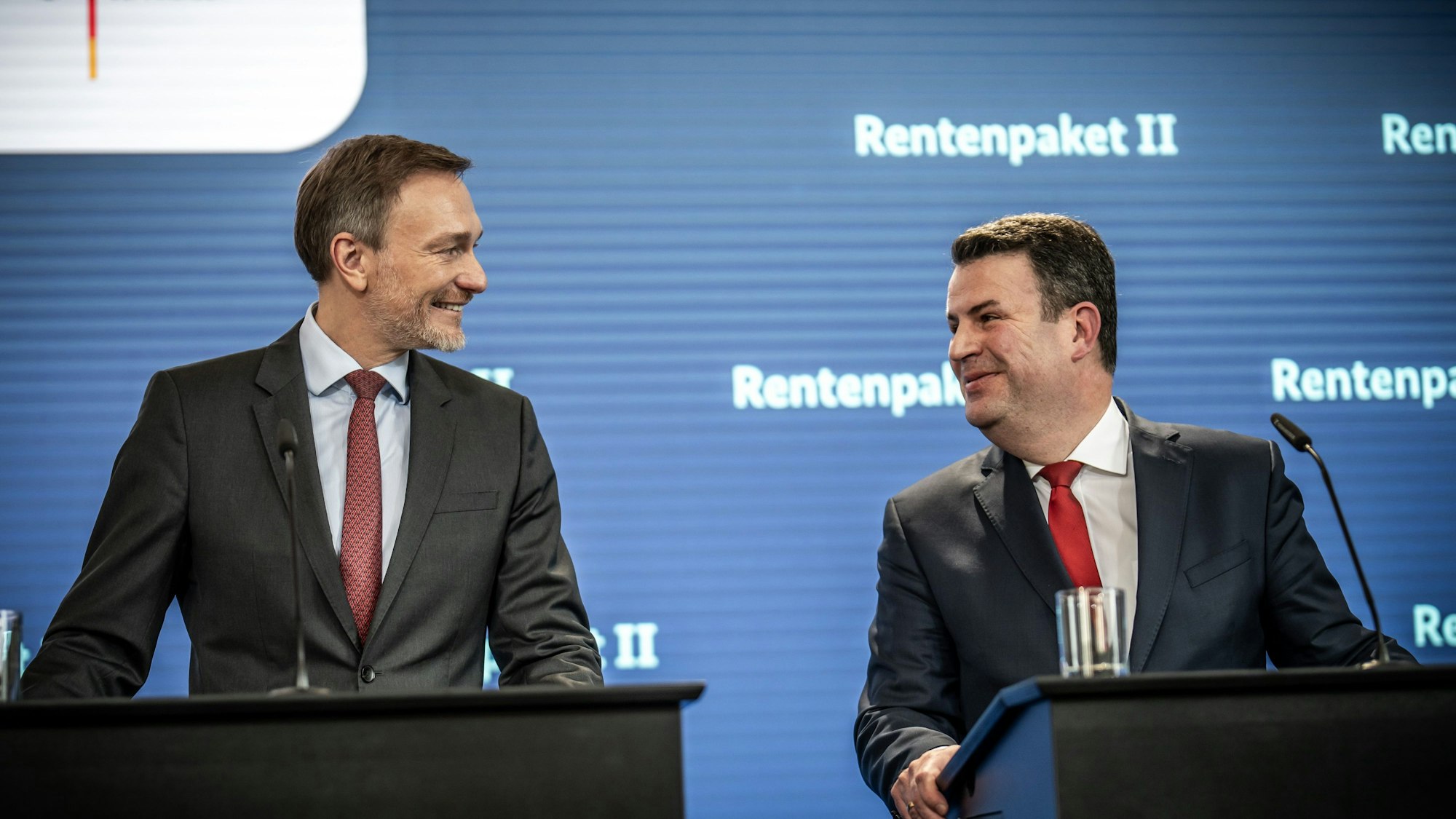 Christian Lindner (l, FDP), Bundesminister der Finanzen, und Hubertus Heil (SPD), Bundesminister für Arbeit und Soziales, geben ein Pressestatement zum geplanten Rentenpaket II.