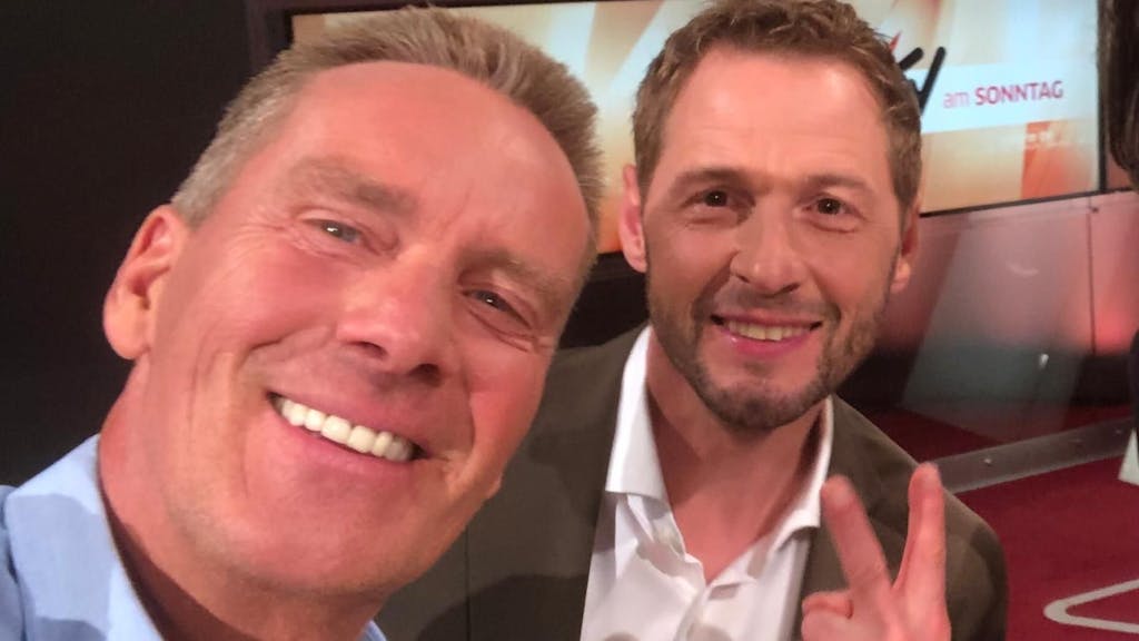 Jürgen Milski und Stern-TV-Moderator Dieter Könnes lächeln auf einem Selfie.