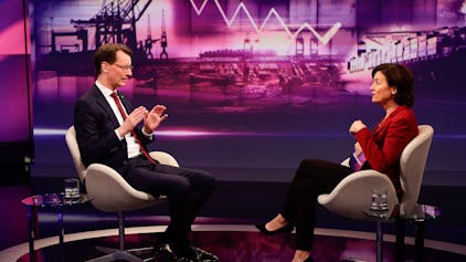Im TV-Studio zu sehen: der Ministerpräsident von Nordrhein-Westfalen Hendrik Wüst (CDU) spricht mit Talk-Gastgeberin Sandra Maischberger.&nbsp;