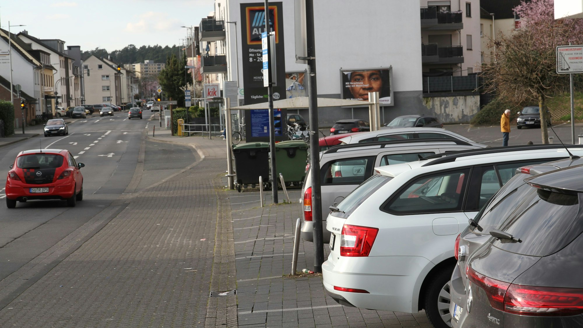 Autos, die vor dem Aldi in Kaldauen parken, müssen nach dem Einkauf auf die  Hauptstraße zurücksetzen  