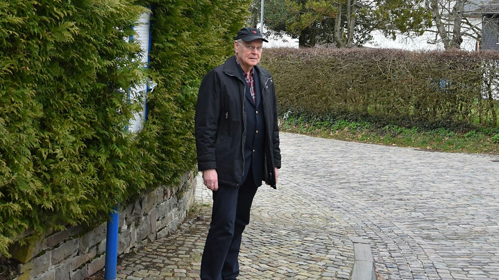 Ein älterer Mann steht alleine an einer Bushaltestelle in der Wiehler Ortschaft Marienhagen.