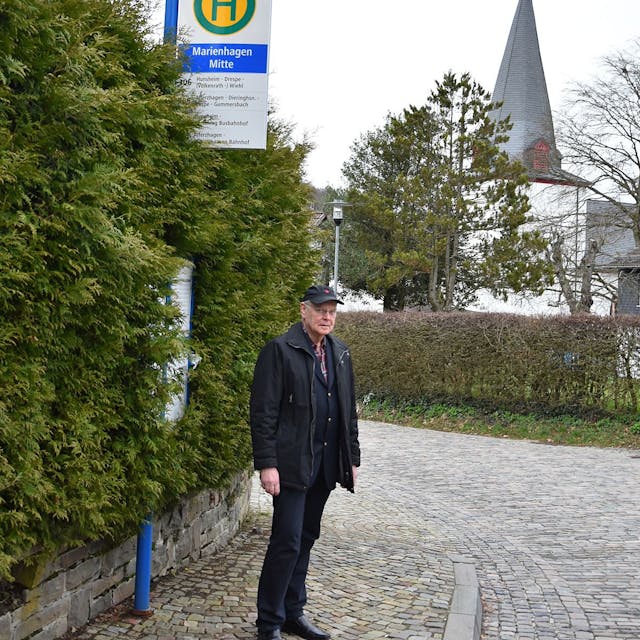 Ein älterer Mann steht alleine an einer Bushaltestelle in der Wiehler Ortschaft Marienhagen.