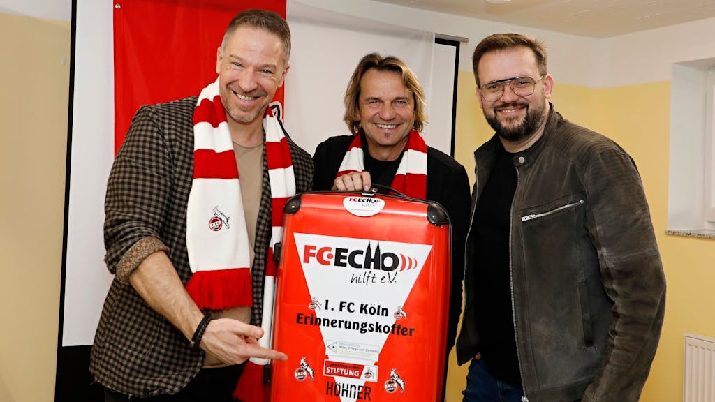 Die Höhner mit dem „FC-Erinnerungskoffer“.
