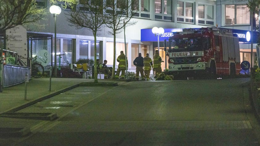 Polizei und Feuerwehr stehen vor dem abgesperrten Luisenhospital nahe der Aachener Innenstadt. Eine 65-jährige Frau hatte einen Großeinsatz ausgelöst, nachdem sie einen Mitarbeiter bedroht und sich mit einer Attrappe eines Sprengstoffgürtels verschanzt hatte.