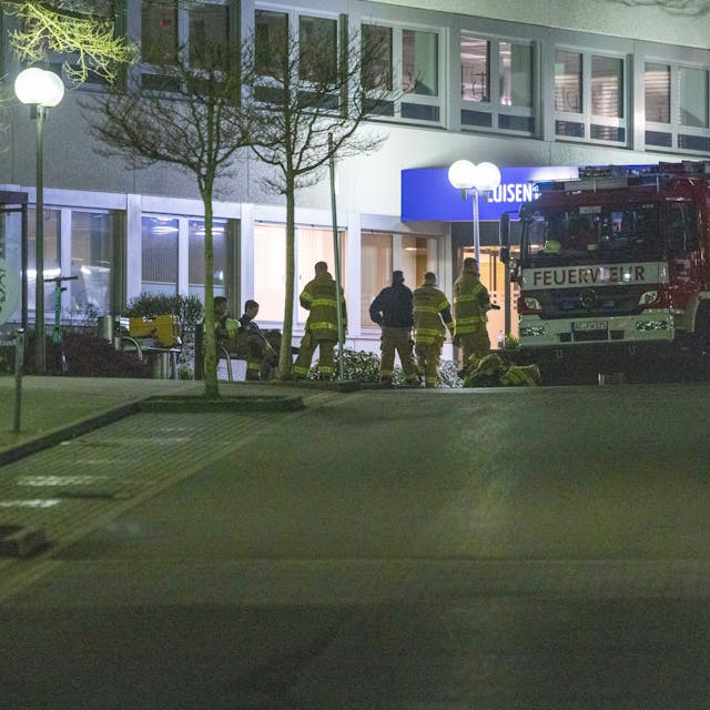 Polizei und Feuerwehr stehen vor dem abgesperrten Luisenhospital nahe der Aachener Innenstadt. Eine 65-jährige Frau hatte einen Großeinsatz ausgelöst, nachdem sie einen Mitarbeiter bedroht und sich mit einer Attrappe eines Sprengstoffgürtels verschanzt hatte.