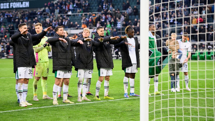 Borussia-Spieler feiern vor der Kurve.