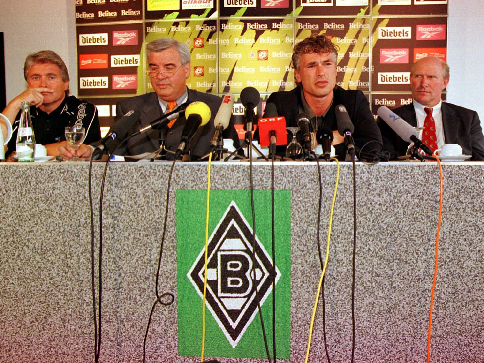 Trainer Friedel Rausch, Gladbach-Präsident Wilfried Jacobs, Toni Polster und Manager Rolf Rüssmann auf der Pressekonferenz
