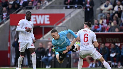 Köln-Spieler Eric Martel gegen Leverkusens Florian Wirtz vergangenen Sonntag