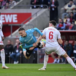 Köln-Spieler Eric Martel gegen Leverkusens Florian Wirtz vergangenen Sonntag