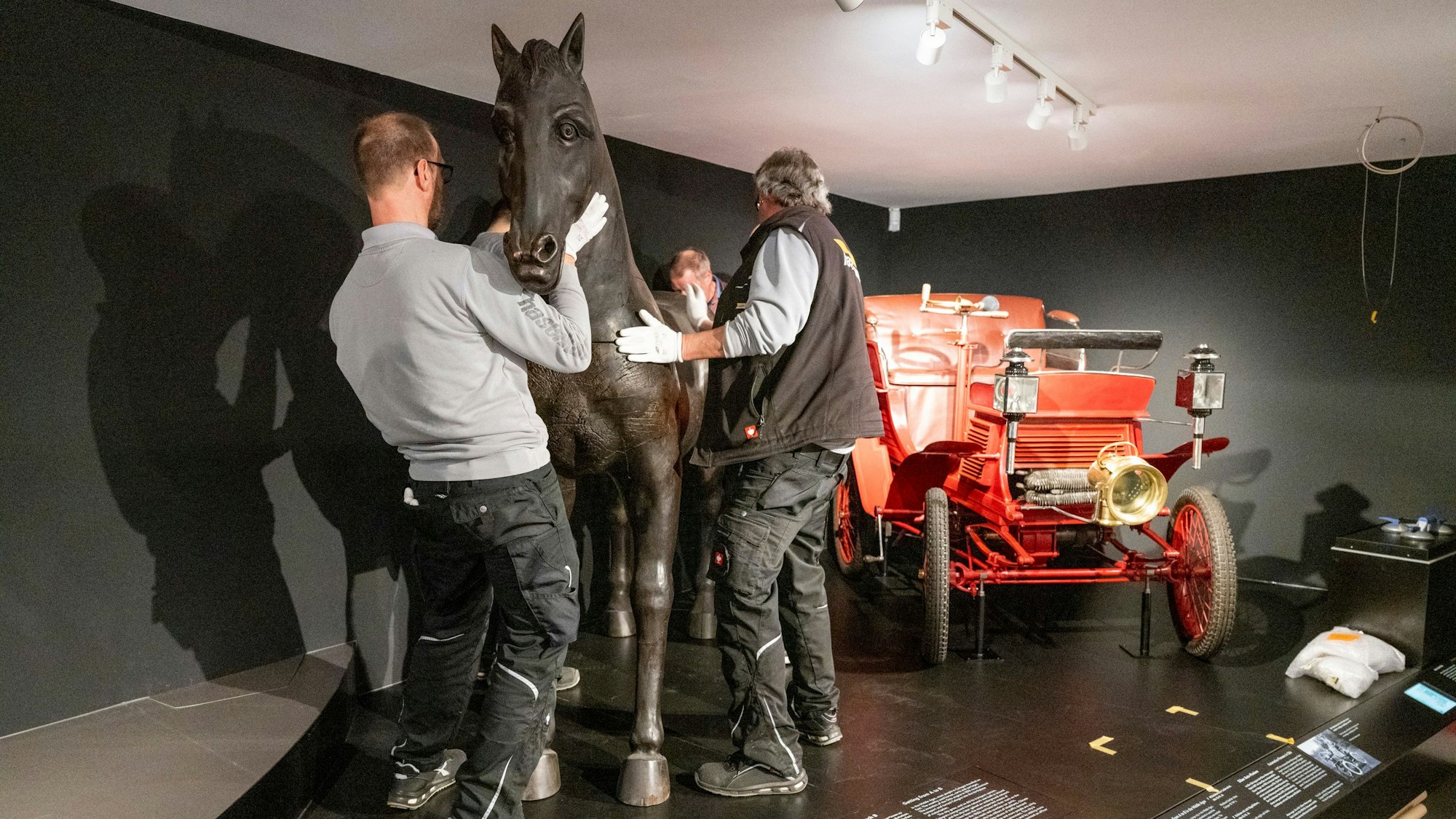 Ein 500 Jahre altes Holzpferd wird in der neuen Dauerausstellung des Kölnischen Stadtmuseums aufgestellt.