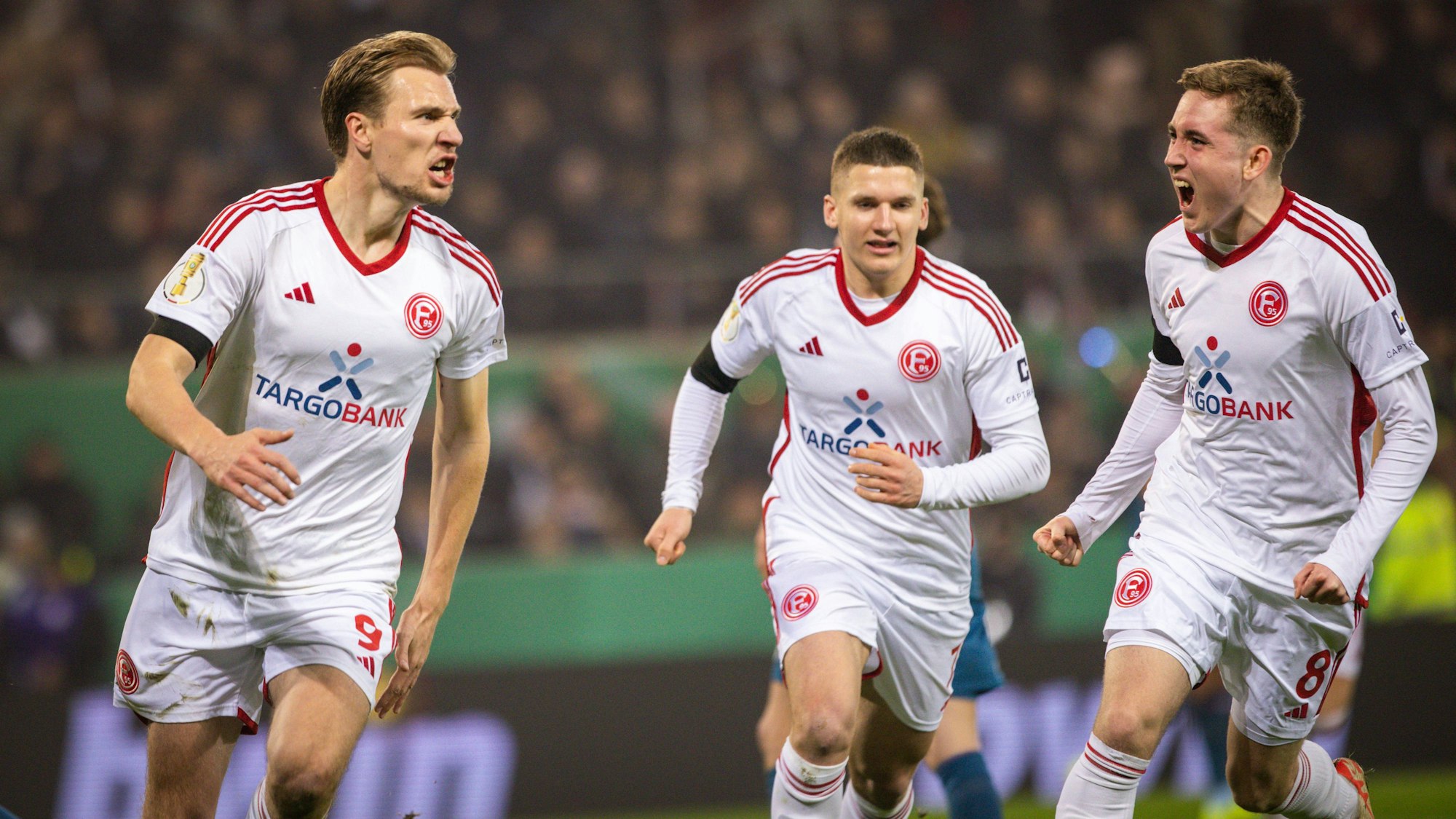 Die Düsseldorfer Vincent Vermeij, Christos Tzolis und Isak Johannesson jubeln im Pokal-Spiel beim FC St. Pauli.