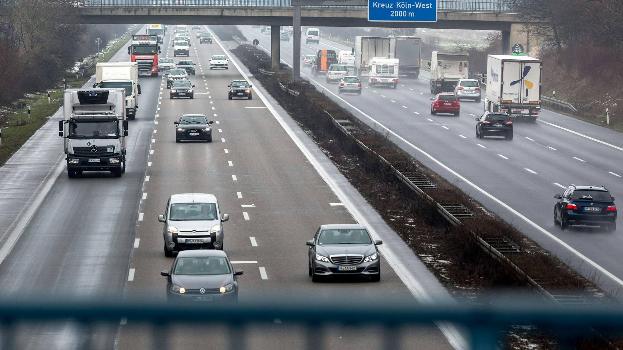 Diverse Autos fahren auf der A4 in Köln.