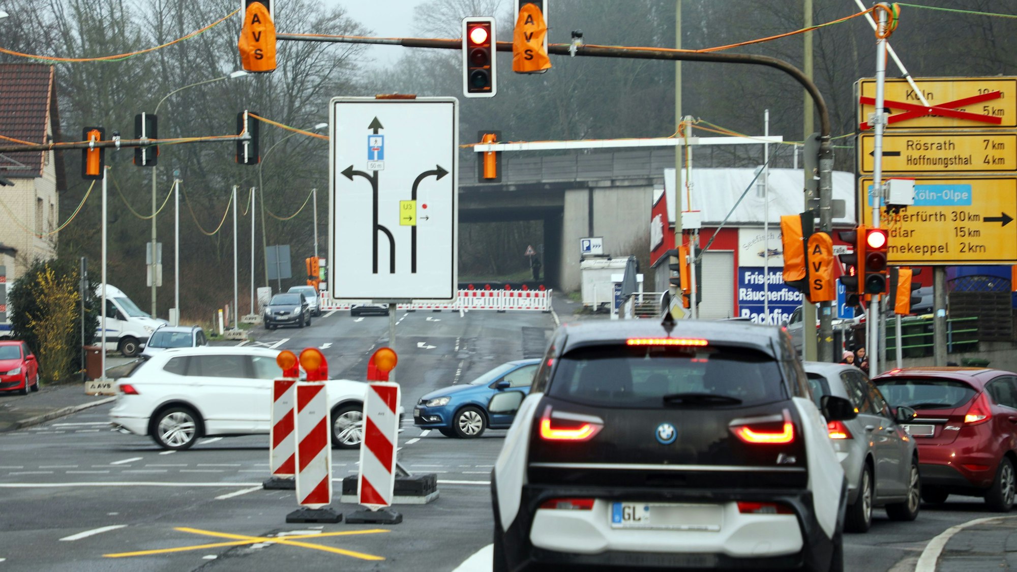 Zahlreiche Schilder und Ampeln stehen an der zentralen Kreuzung in Overath-Untereschbach vor dem für den Durchgangsverkehr gesperrten Abschnitt der Landstraße 136 in Richtung Bensberg.