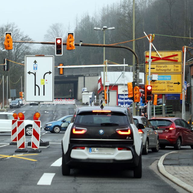 Zahlreiche Schilder und Ampeln stehen an der zentralen Kreuzung in Overath-Untereschbach vor dem für den Durchgangsverkehr gesperrten Abschnitt der Landstraße 136 in Richtung Bensberg.