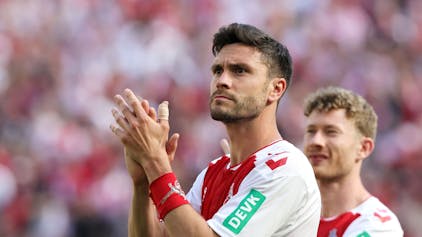 Sein letzter Auftritt als FC-Spieler: Jonas Hector bei der Verabschiedung nach dem Spiel gegen Bayern München im Mai 2023. Im Hintergrund: Florian Kainz.








