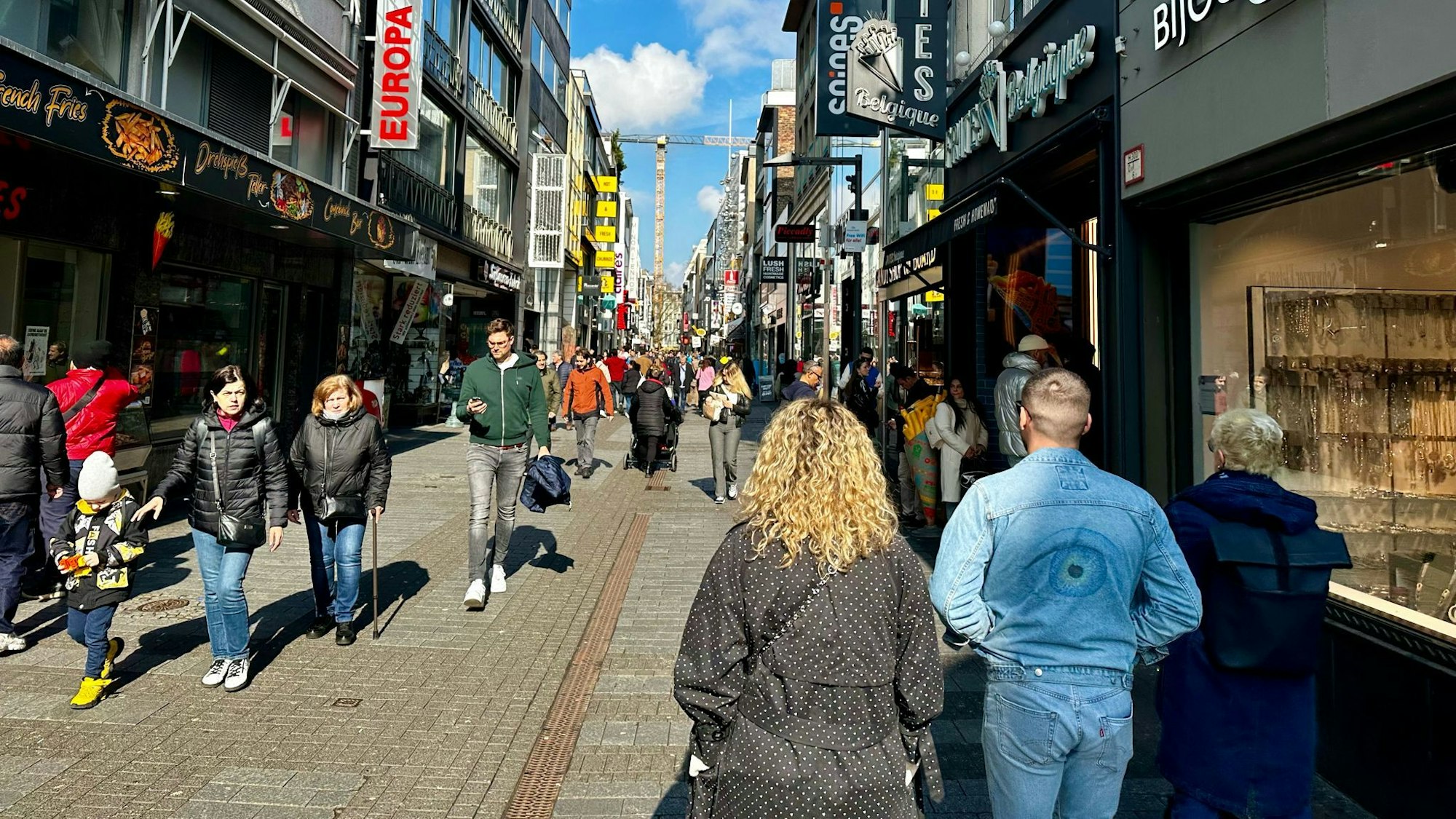 Ein Blick in die Hohe Straße, über die viele Menschen laufen.