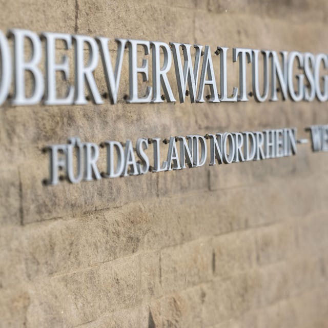 Münster: An der Außenfassade steht auf einem Schild der Schriftzug: «Oberverwaltungsgericht für das Land Nordrhein-Westfalen».&nbsp;