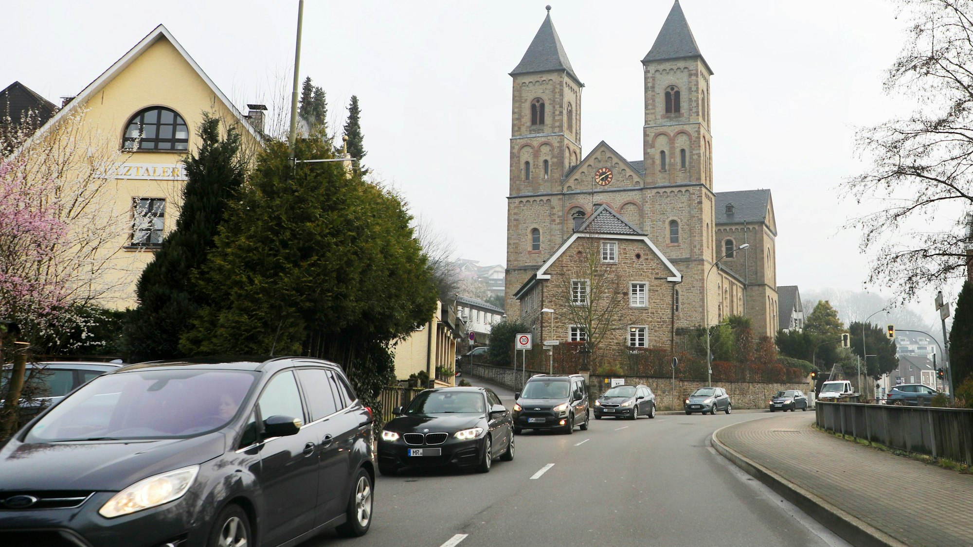 Autos stauen sich auf der Lindlarer Straße in Overath-Immekeppel.