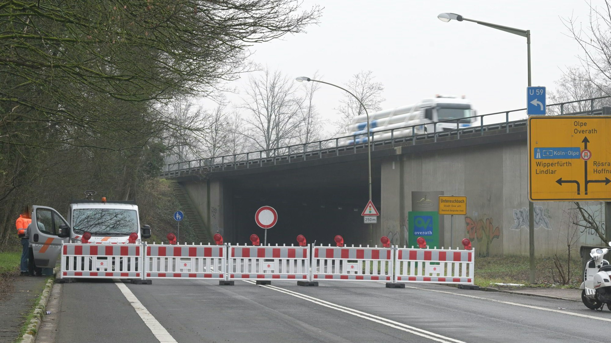 Sperrung der L136 unter der Brücke der A4  bei Untereschbach.