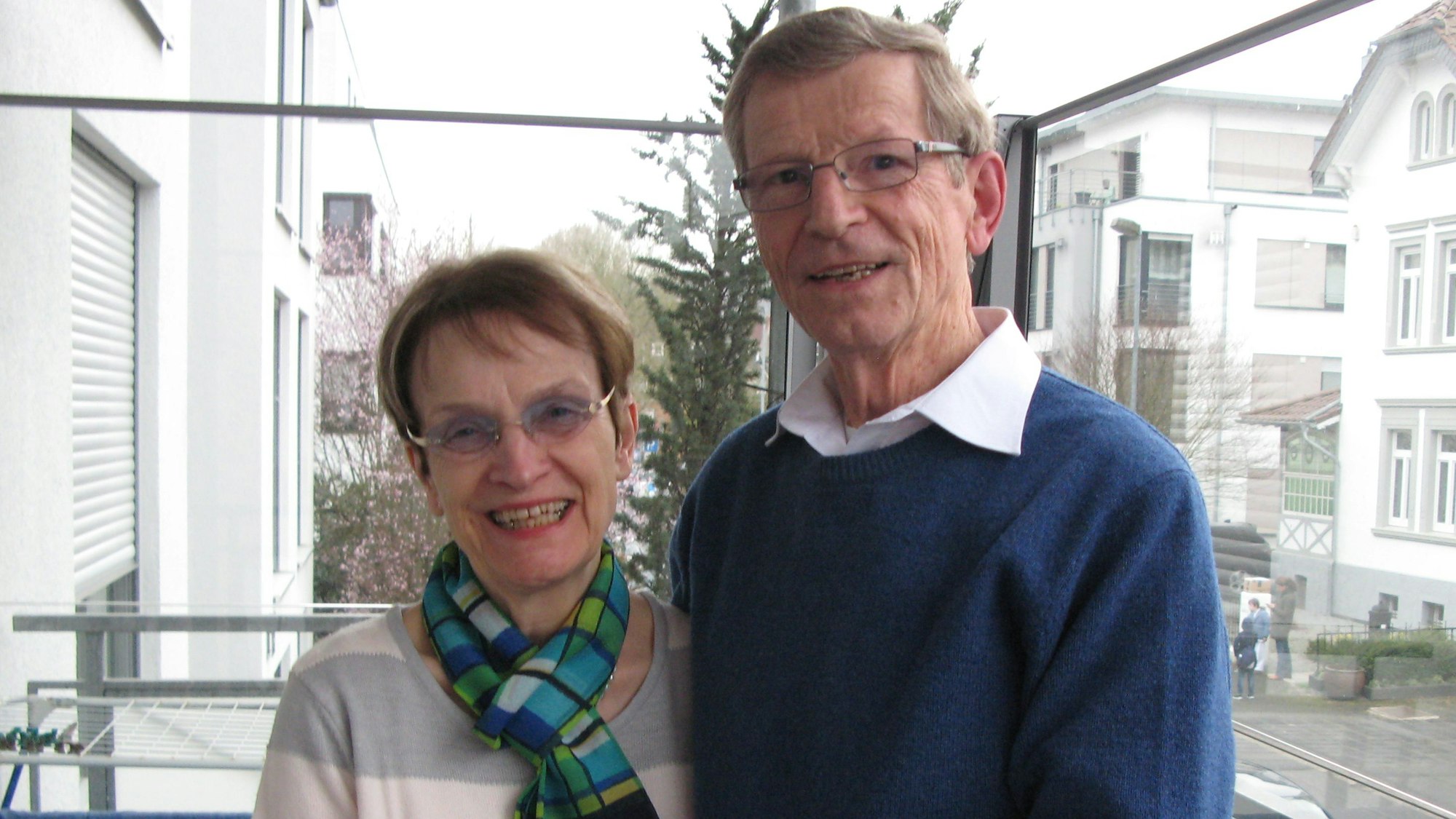 Das Bild zeigt das Stiftungsgründerpaar Gertrud und Hans-Georg Felix auf einem Balkon.
