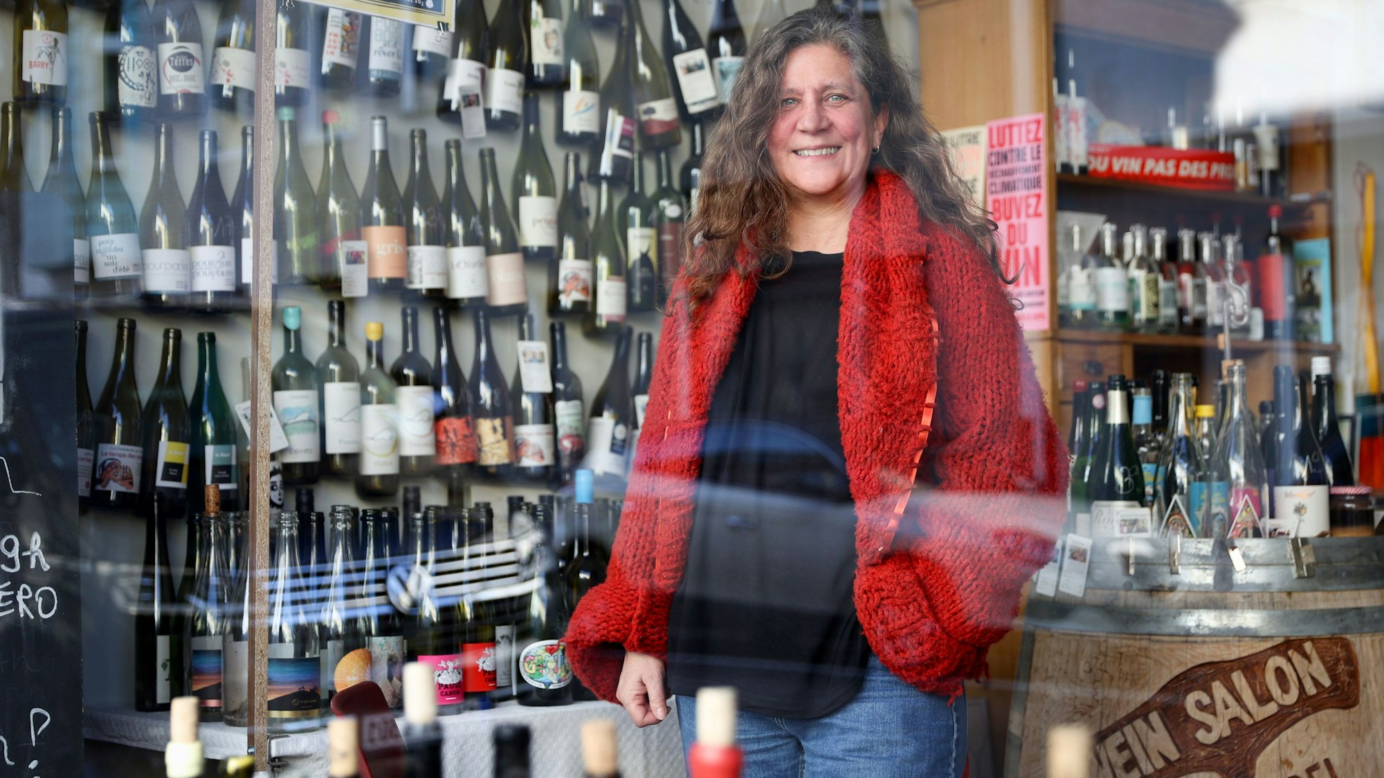 Naturwein-Pionierin Surk-ki Schrade in ihrem Weinladen „La Vincaillairie“ in der Leostraße in Ehrenfeld