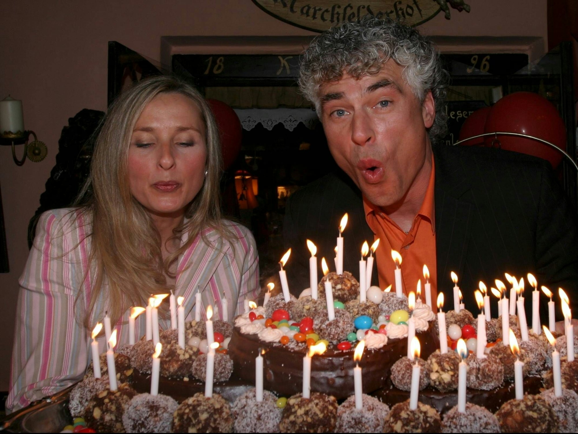 Toni Polster und seine Frau Lisi vor dem Geburtstagskuchen.