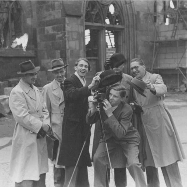 Mitglieder der Kolpingsfamilie Menden unternahmen 1949 eine Wallfahrt zum Grab Adolph Kolpings in Köln. Hier stehen sie vor einer Kirchenruine in Köln.