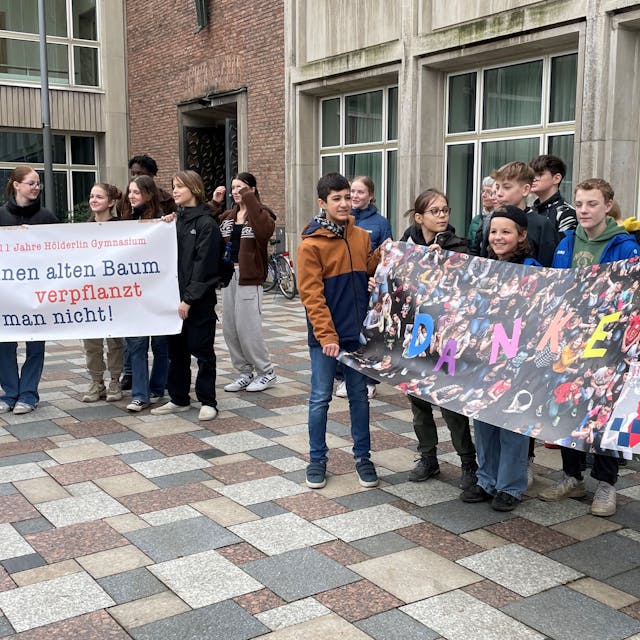 Schüler des Hölderlin-Gymnasiums bedanken sich mit Plakaten auf dem Rathausplatz nach dem Beschluss des Schulausschusses für den Neubau ihrer Schule.