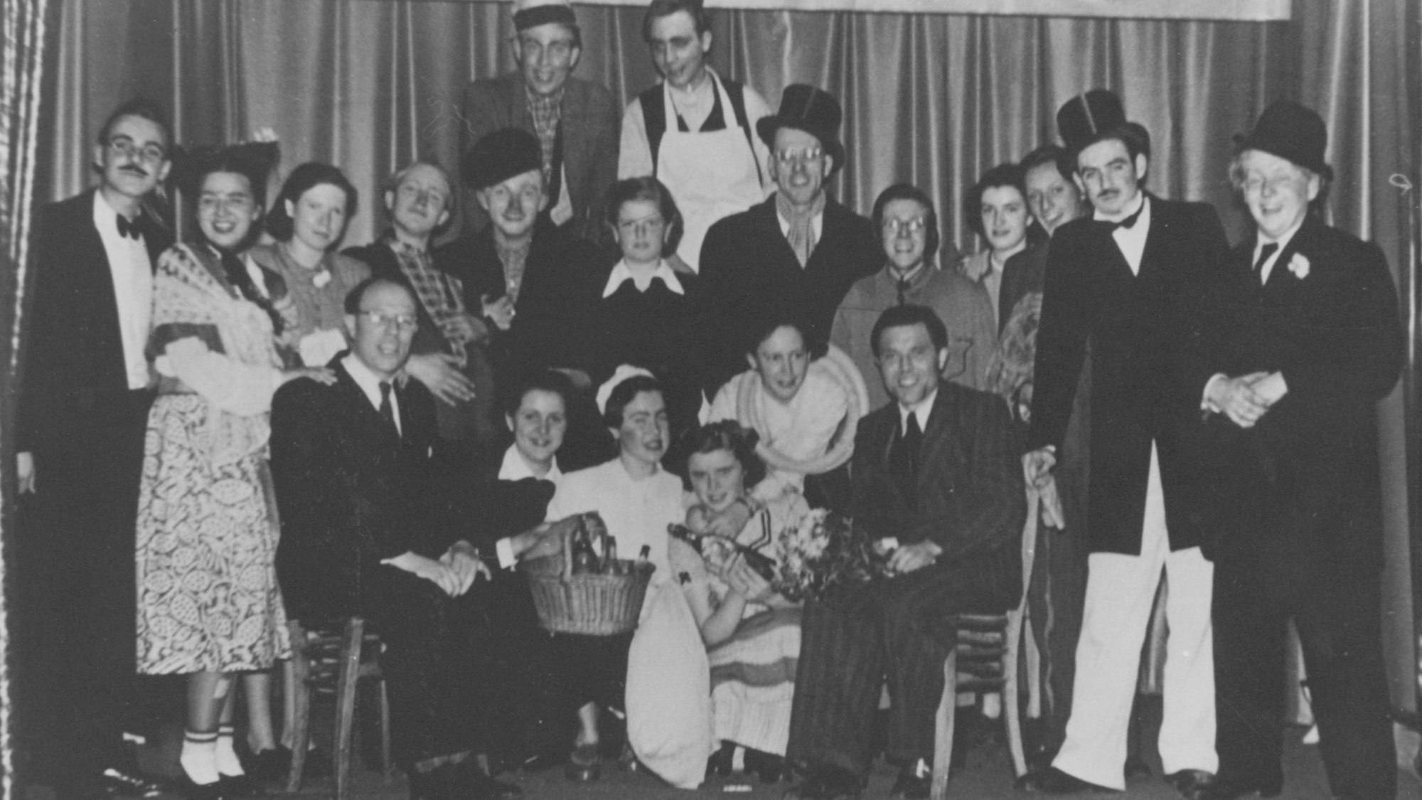 Bunt verkleidet präsentiert sich die Theatergruppe der Kolpingsfamilie im Jahr 1950 ihrem Publikum.