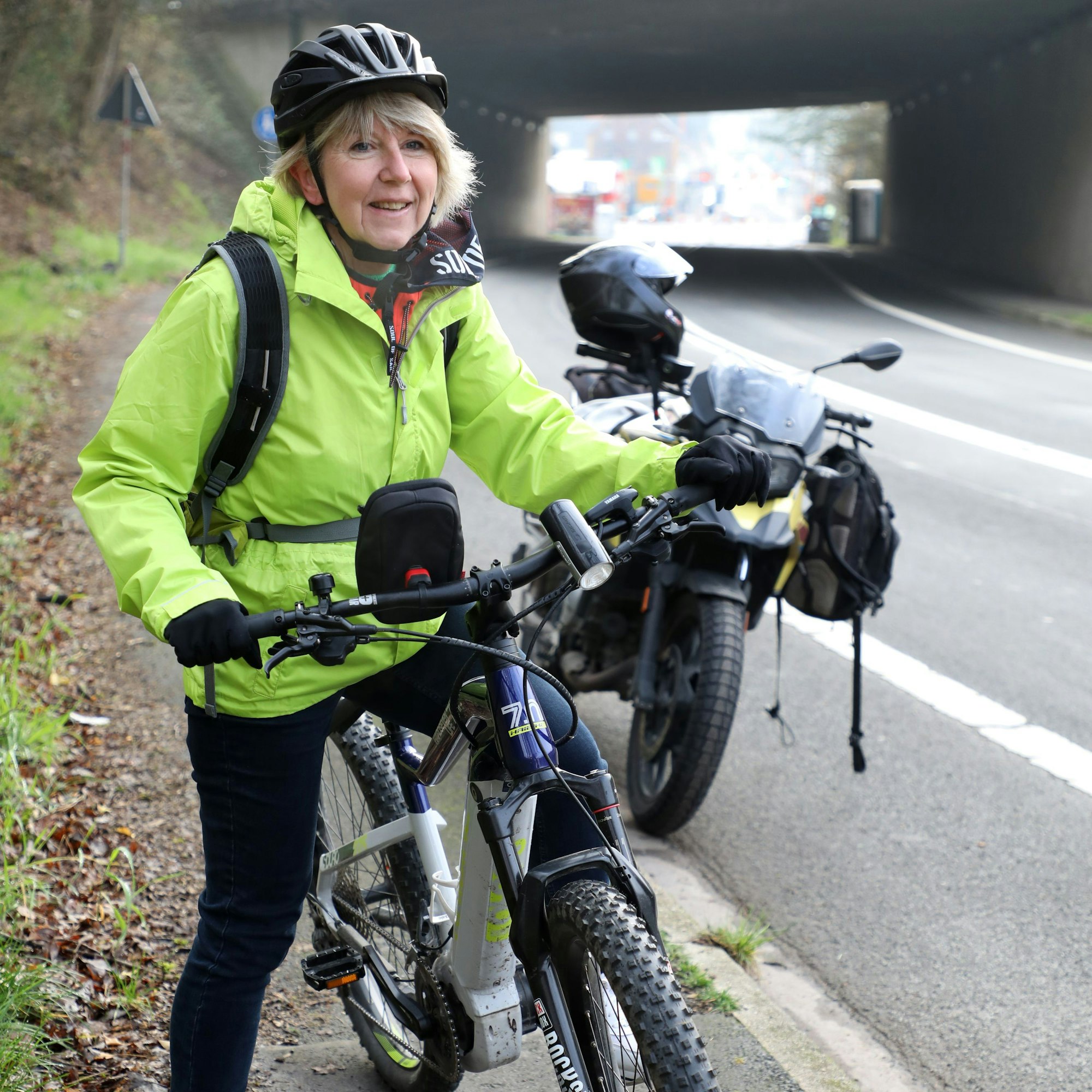 Fahrradfahrerin Birgit Engelmann steht mit ihrem E-Bike vor der gesperrte A4-Unterführung in Overath-Untereschbach.