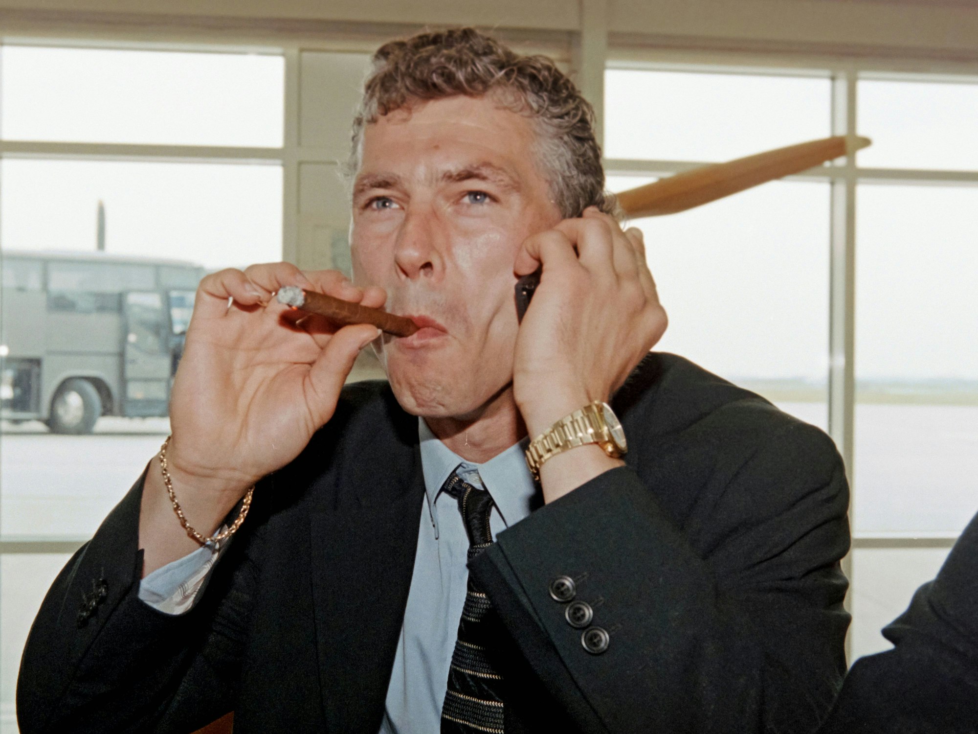 Toni Polster mit Zigarre und Anzug