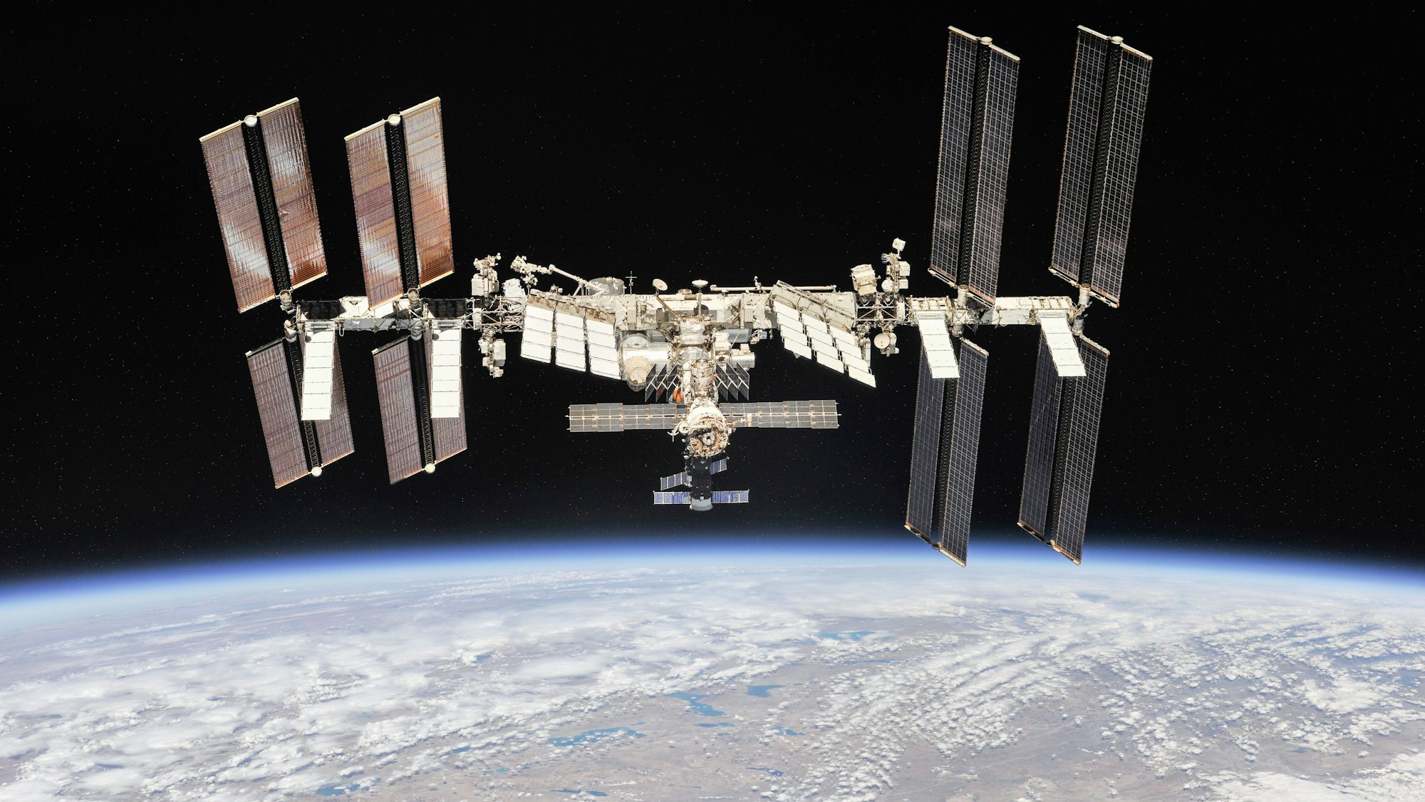 Die Internationalen Raumstation (ISS) schwebt über der Erde. Trümmerteile einer abgestoßenen Batterie könnten am Freitag auf die Erde treffen. (Archivbild)
