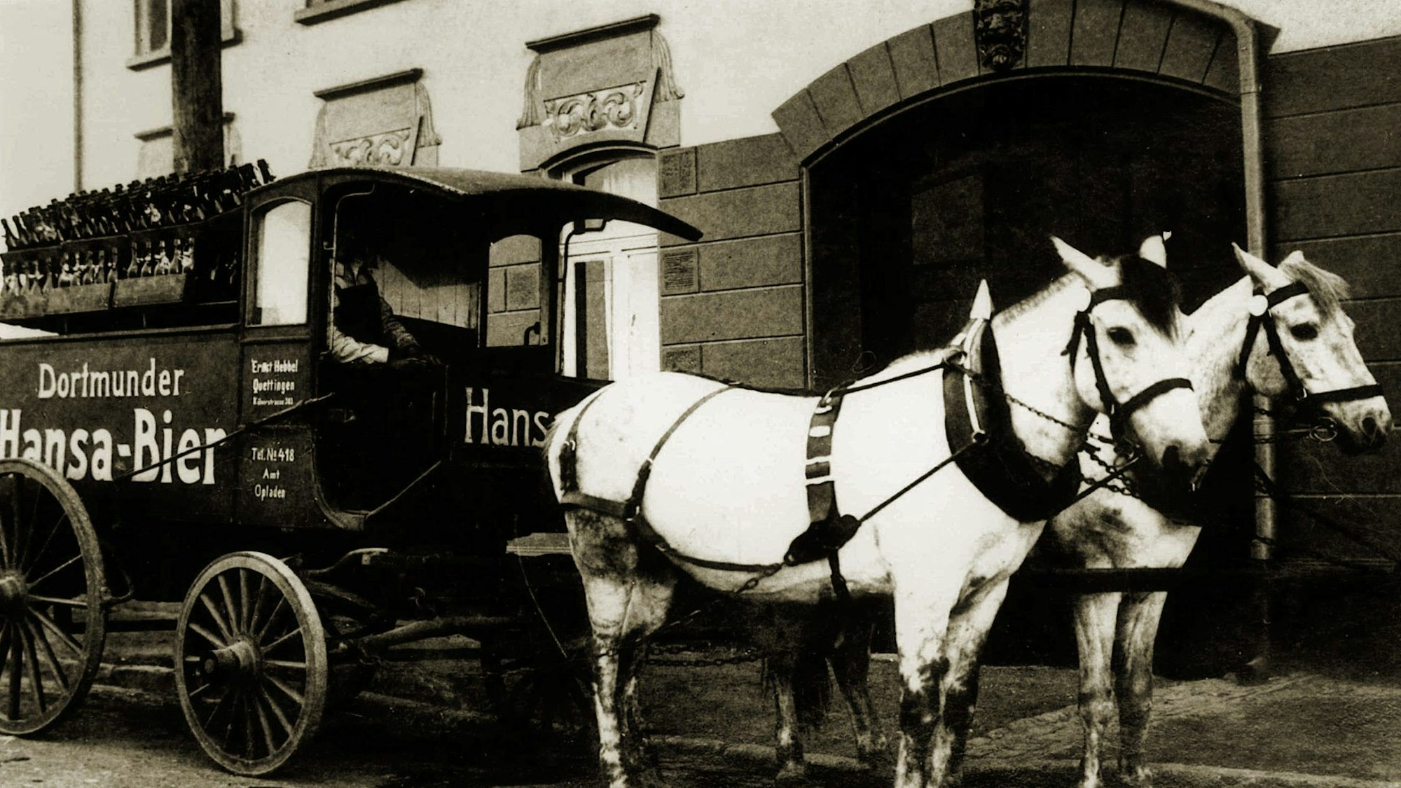 Firmengründer Ernst Hebbel belieferte 1922 noch Gaststätten mit Getränken – in einem von zwei Schimmeln gezogenen Wagen.