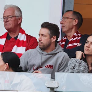 Kölns verletzter Offensivspieler Mark Uth sitzt beim Derby gegen Leverkusen auf der Tribüne.