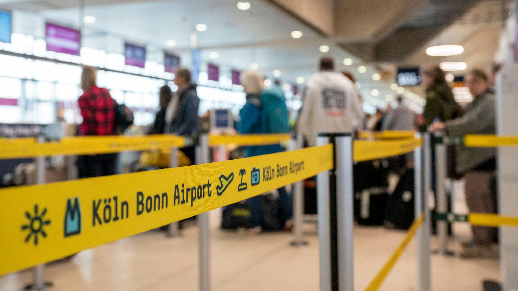 Reisende warten am Check-in am Flughafen Köln/Bonn.