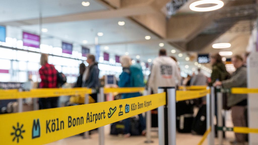 Reisende warten am Check-in am Flughafen Köln/Bonn.