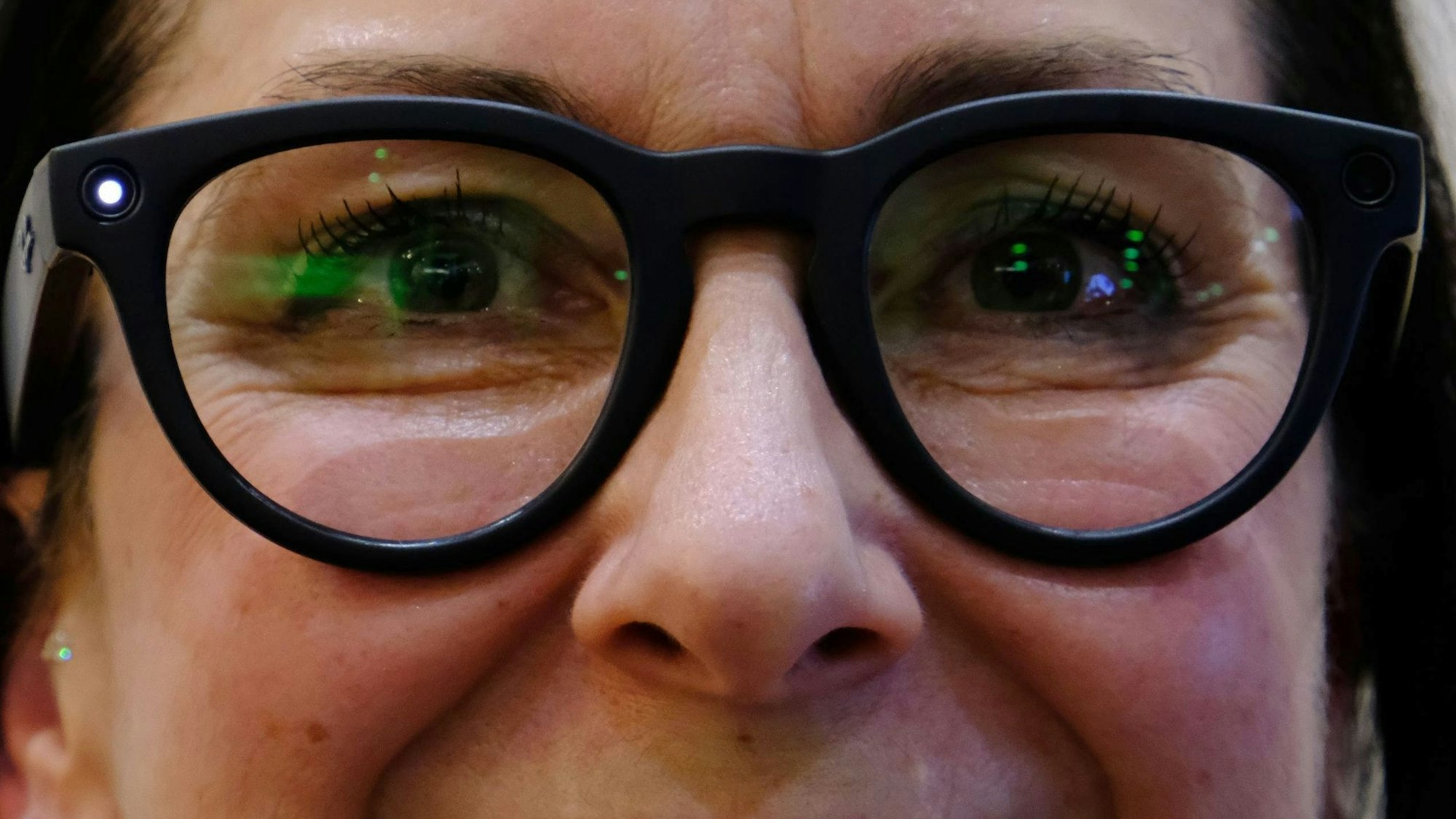 Wettbewerbsteilnehmerin Michaela Schmidt trägt eine Brille, in deren Gestell eine Kameralinse eingebaut ist.