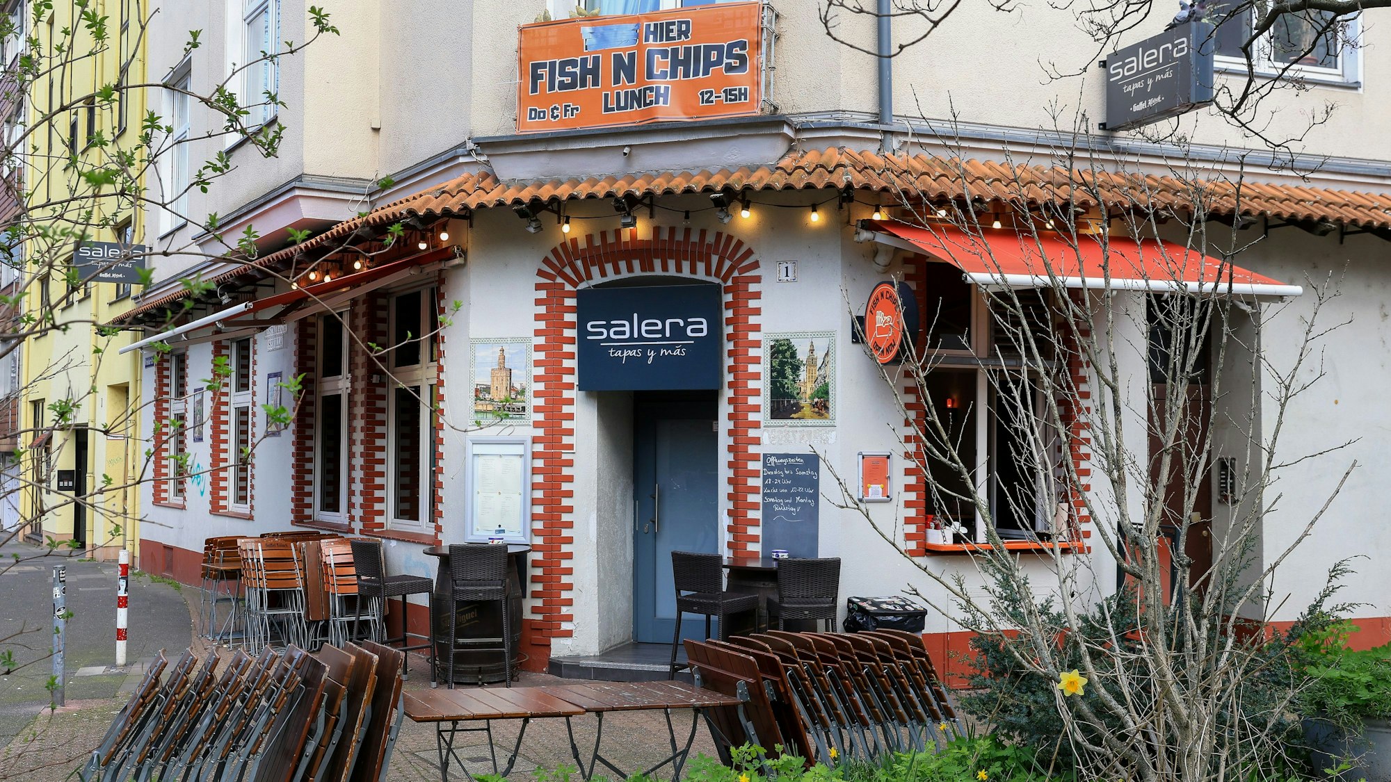 Das Restaurant Salera Tapas bieten jetzt auch Fish and Chips am Take Away Fenster an.

