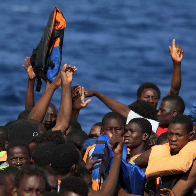 Seenotrettung von Bootsflüchtlingen vor der libyschen Küste.