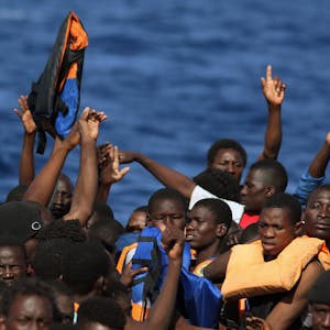 Seenotrettung von Bootsflüchtlingen vor der libyschen Küste.