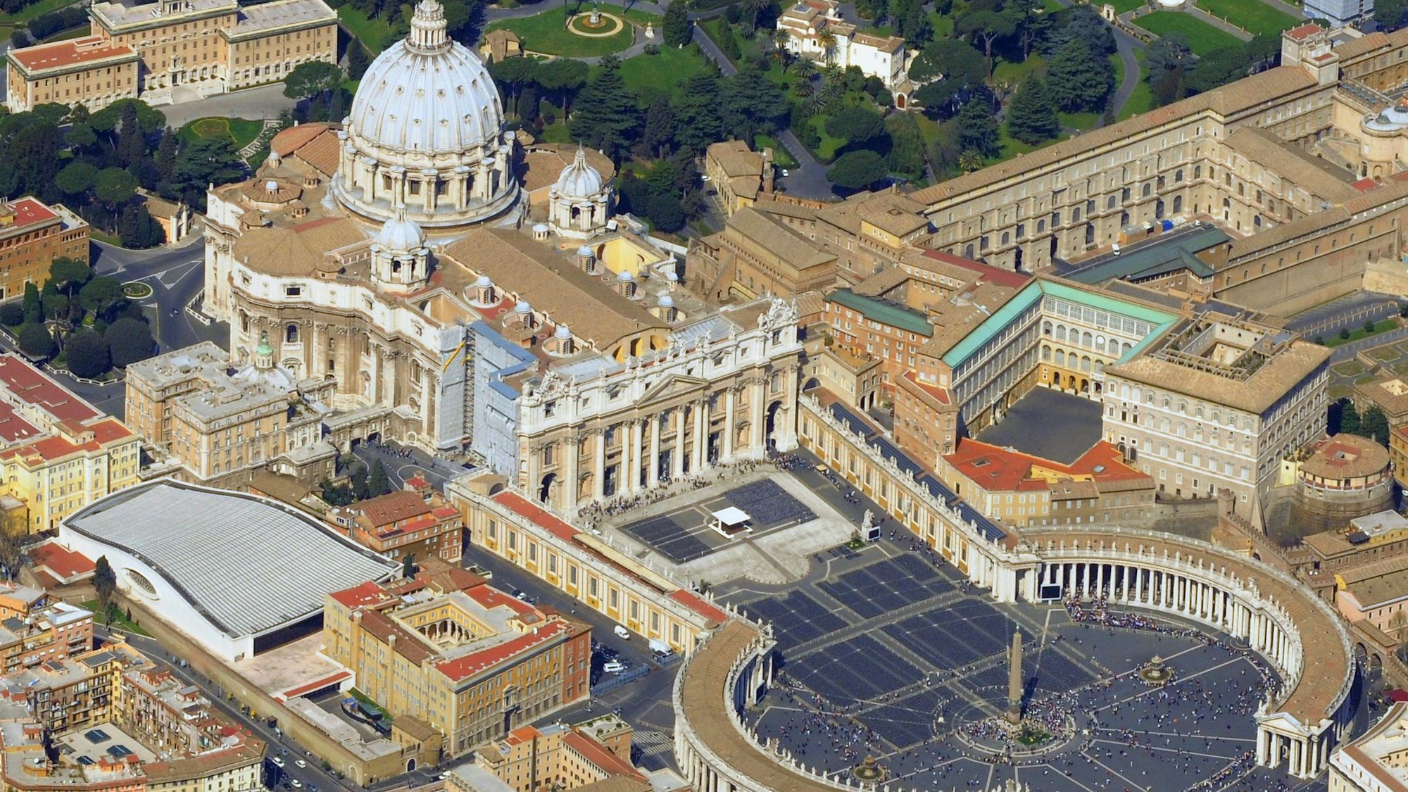 Blick auf den Vatikan mit Petersdom und Petersplatz