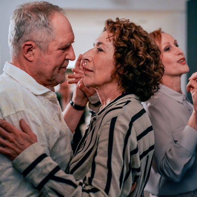 Moritz Eisner (Harald Krassnitzer) und Bibi Fellner (Adele Neuhauser) tanzen und schauen sich in die Augen. Im Hintergrund weitere tanzende Paare.