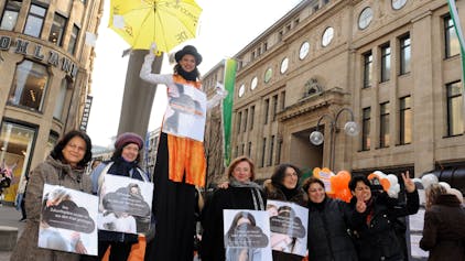 Eine Gruppe Frauen bei einer Kundgebung zum Weltfrauentag in Köln.